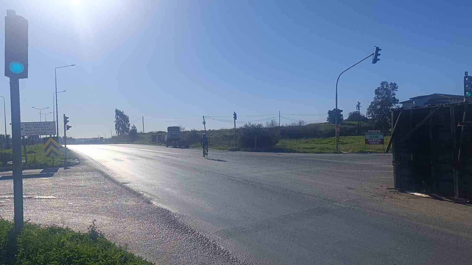 antalyada muz yuklu kamyonun kasasi yola savruldu 0 8M2Sil3i