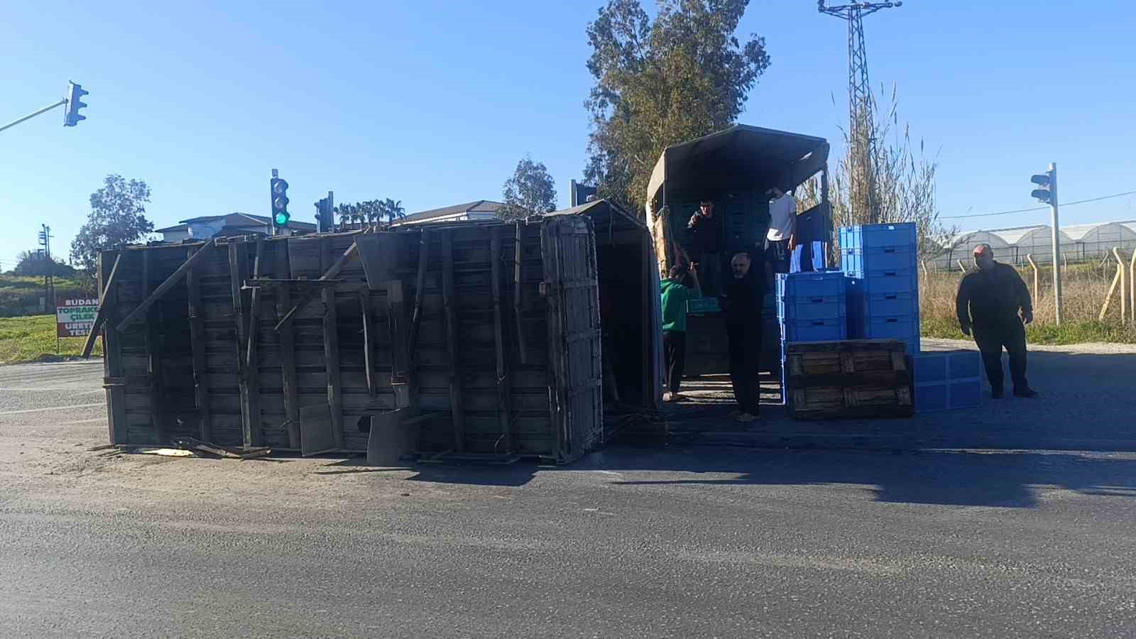 antalyada muz yuklu kamyonun kasasi yola savruldu 1 TYBTzlZw