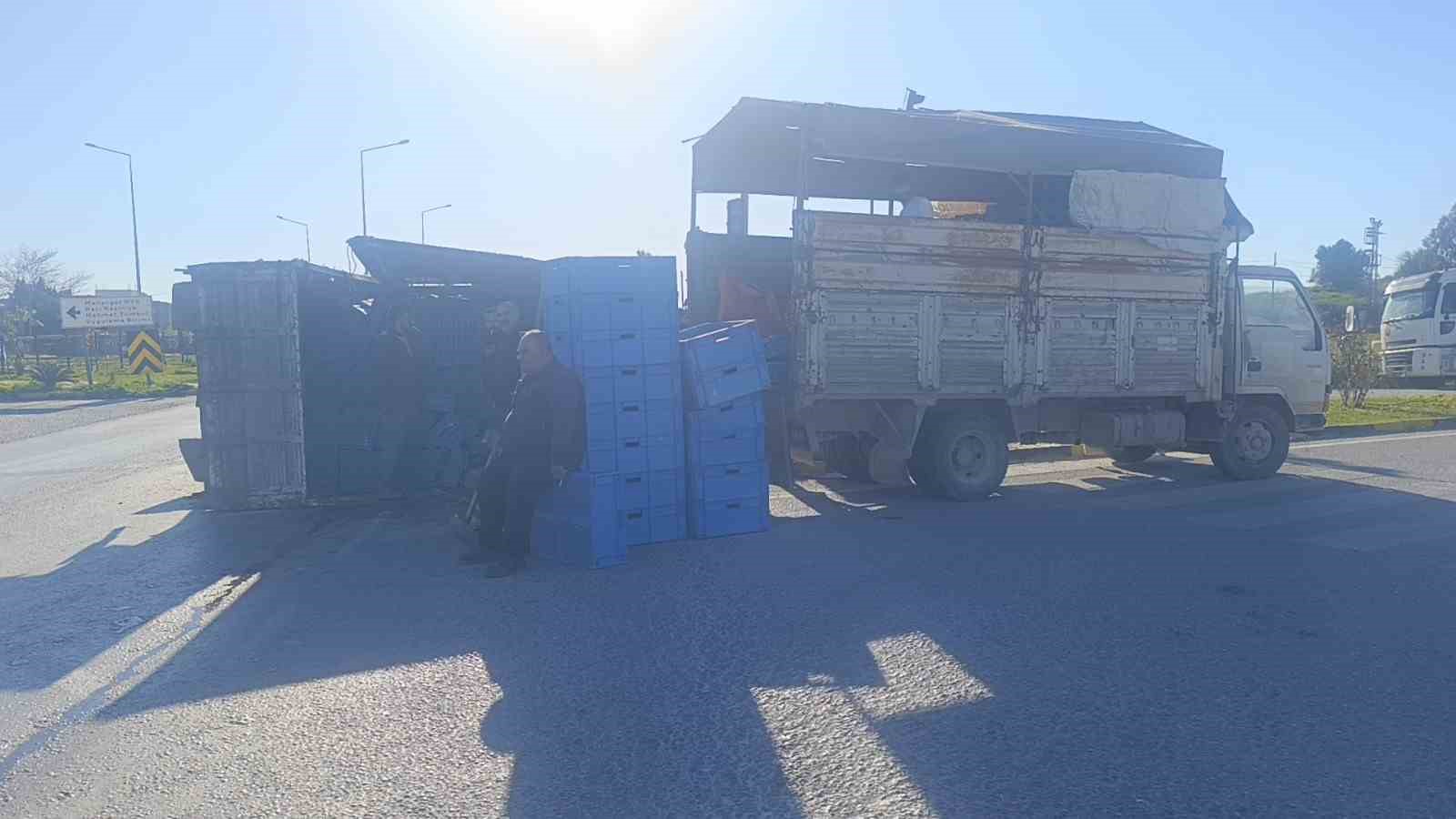 antalyada muz yuklu kamyonun kasasi yola savruldu 2 1ytwFdrT