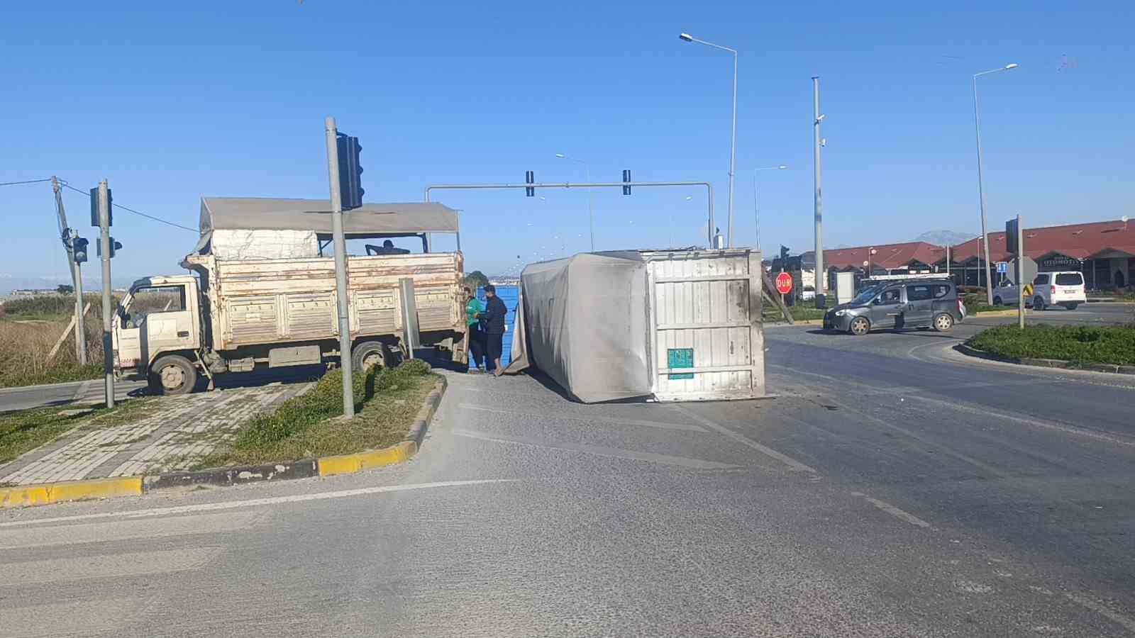 antalyada muz yuklu kamyonun kasasi yola savruldu 4 3ctDYD2c