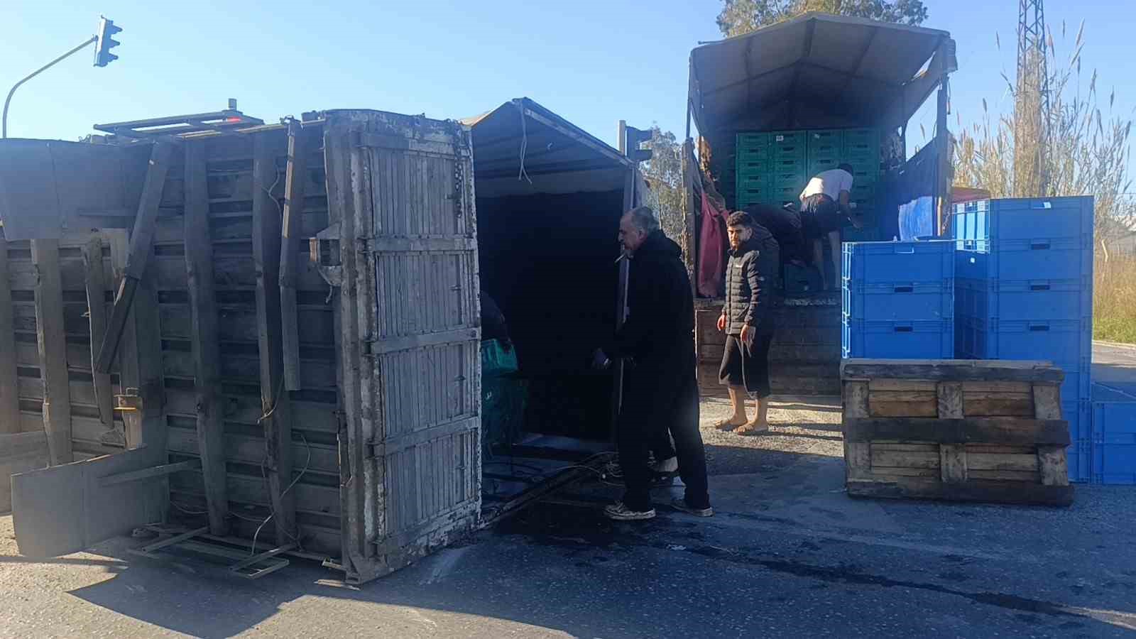 antalyada muz yuklu kamyonun kasasi yola savruldu 5 QVRJdX26