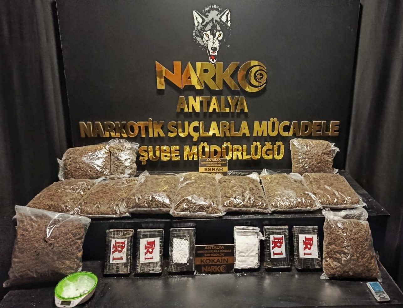 antalyada narkotik operasyonunda yuklu miktarda uyusturucu ele gecirildi 4 tutuklama 1 5DiK25JM