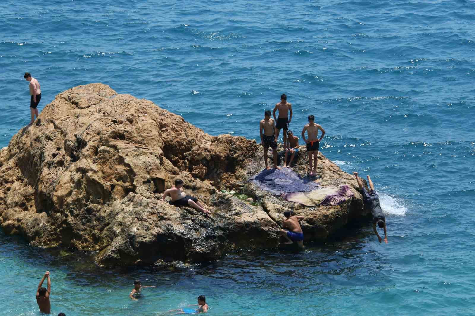 Antalya’da nem yüzde 86’lara ulaştı, kentin üzeri nem bulutları ile kaplandı 8 antalyada nem yuzde 86lara ulasti kentin uzeri nem bulutlari ile kaplandi 4 tQLt5QH9
