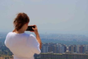Antalya’da dip temizliğinde çok sayıda plastik ve teneke ambalaj atığı çıkarıldı 2 thumbnail