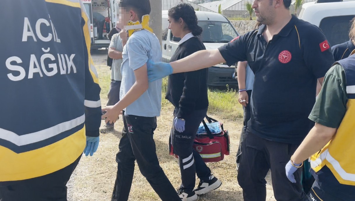 antalyada okul servisi sarampole devrildi 6 ogrenci yarali 1 OFR1sv1s