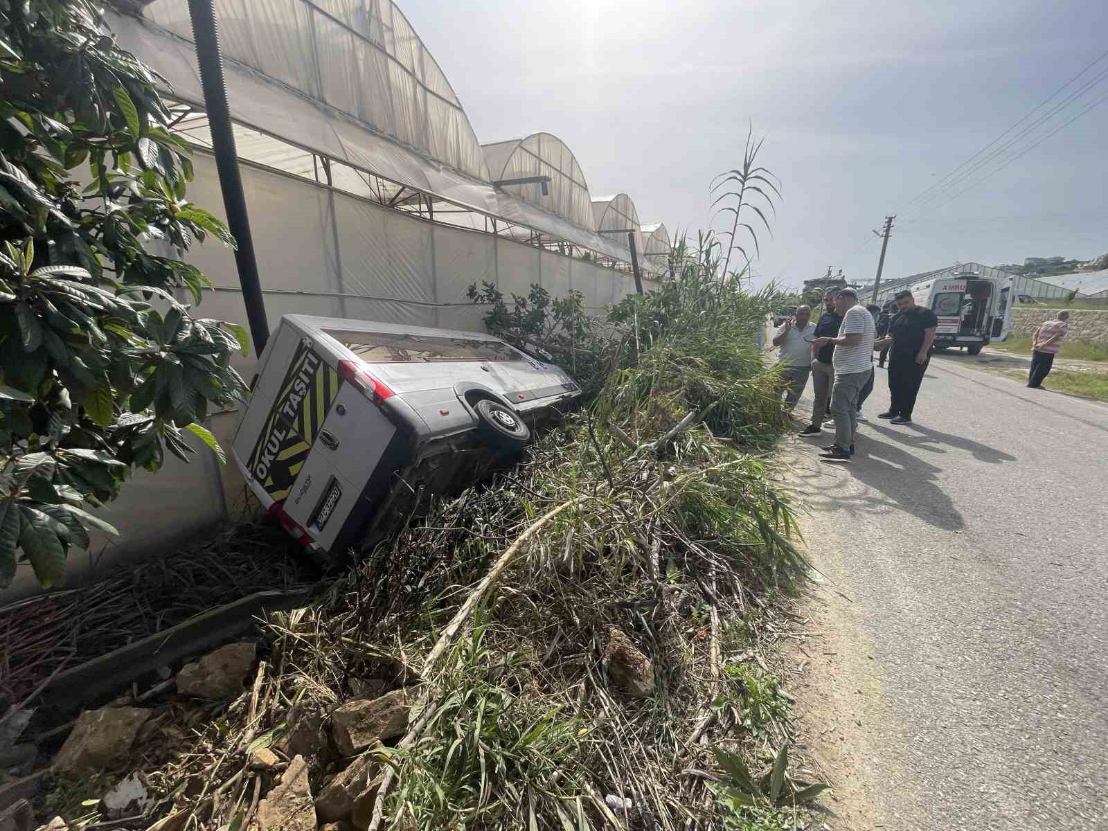 antalyada okul servisi sarampole devrildi 6 ogrenci yarali 3 PzrOzzFs