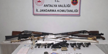 antalyada-operasyon-yapilan-evde-cok-sayida-silah-ele-gecirildi-qleB5ZA3.jpg