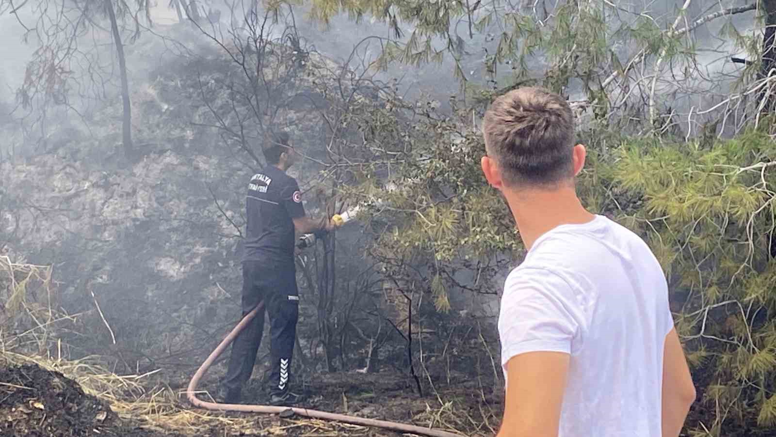 antalyada ormanlik alandaki yangin buyumeden sonduruldu 0 hq6yefCg