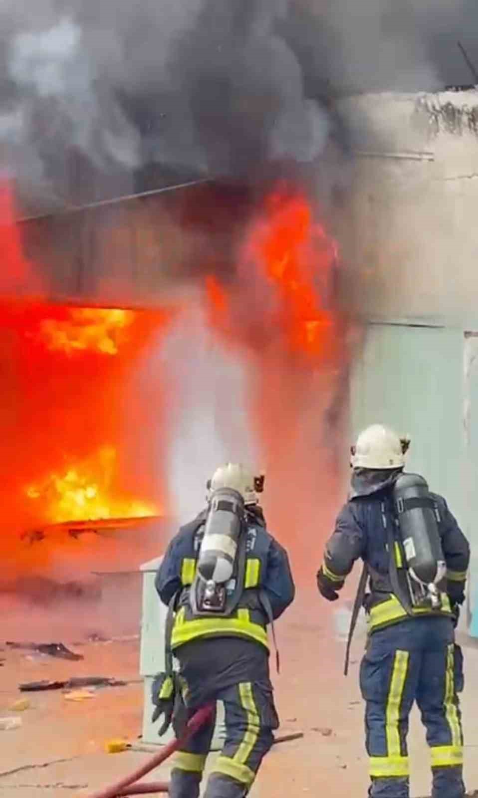 antalyada oto boyama atolyesindeki yanginda iki is yeri zarar gordu 12