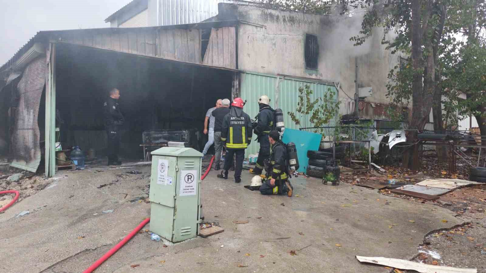 antalyada oto boyama atolyesindeki yanginda iki is yeri zarar gordu 3 mFa3kZhC