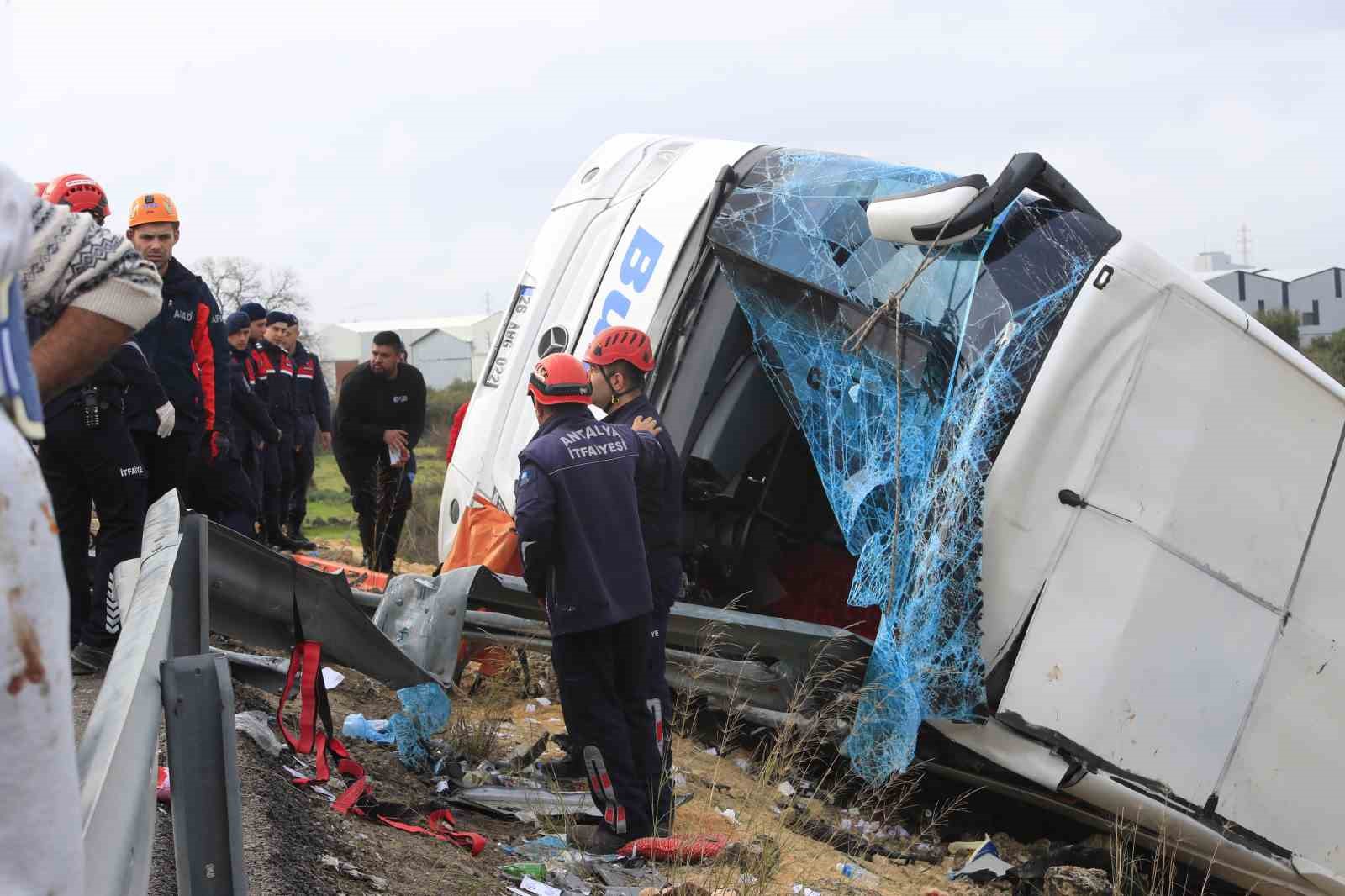 antalyada otobus kazasi 8 olu 26 yarali 15 Ms1b5bkM