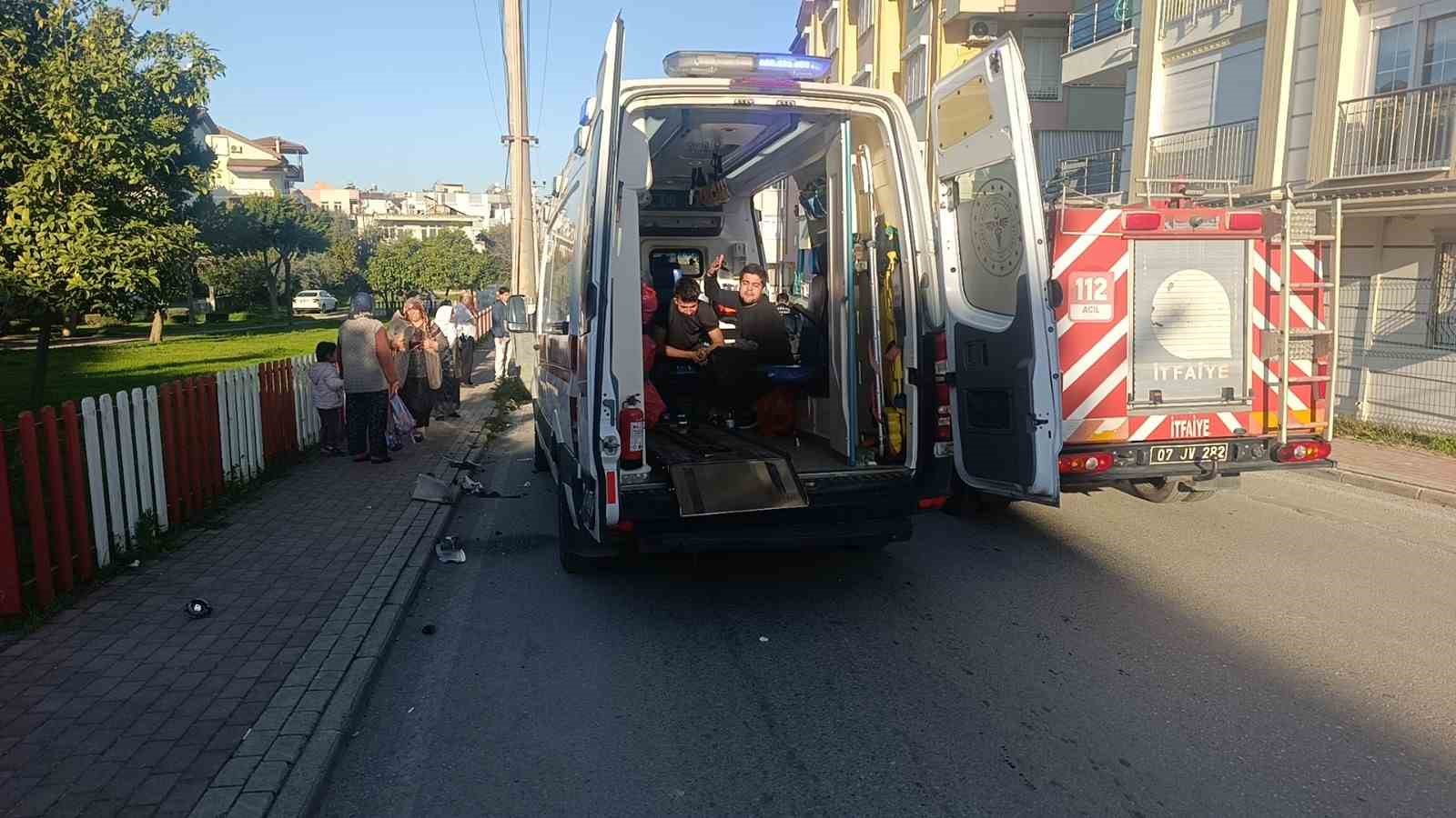 antalyada otomobil elektrik diregine carpti 3 yarali 2 VLLMKe4h