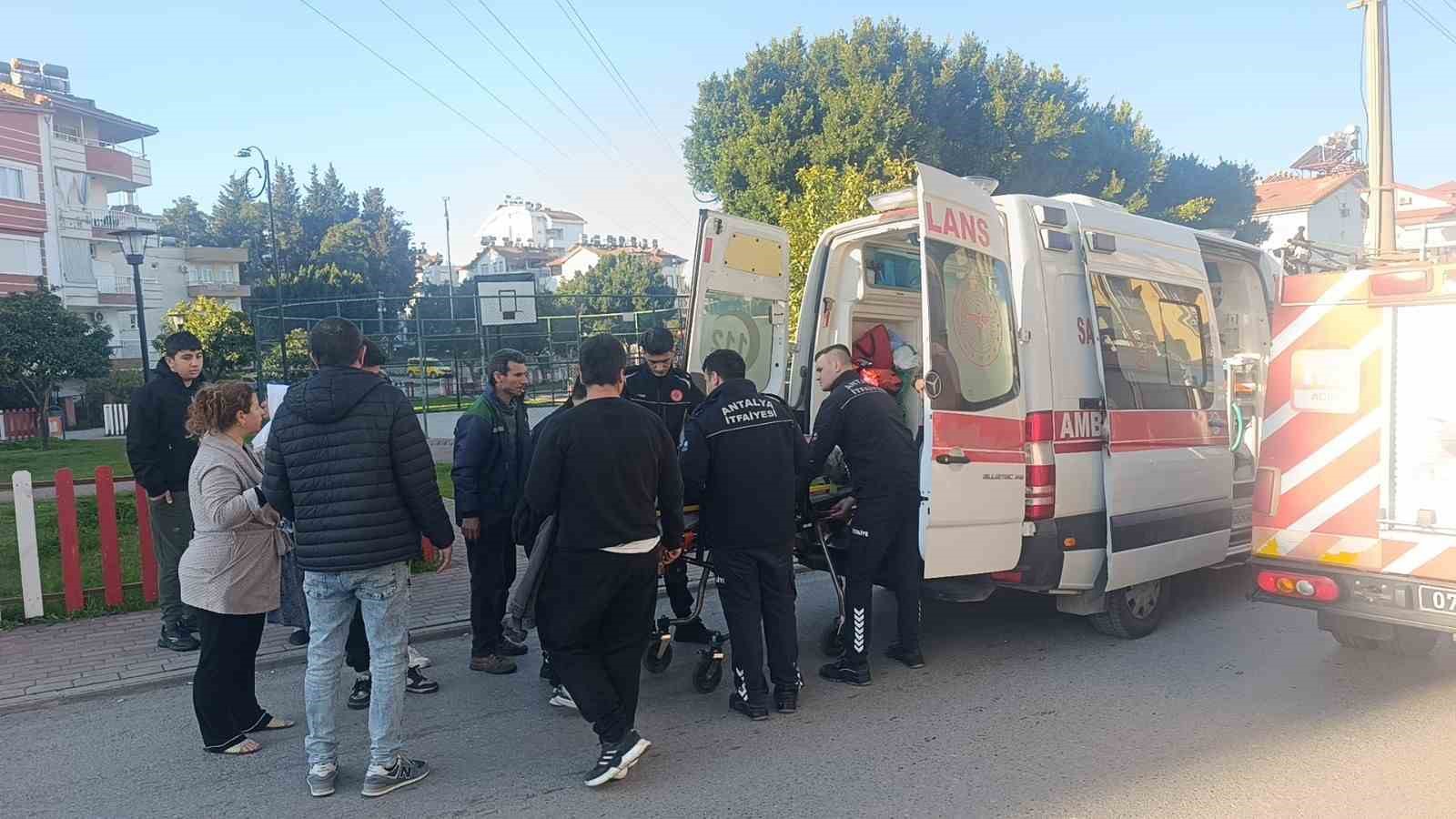 antalyada otomobil elektrik diregine carpti 3 yarali 3 iuWpPUIS