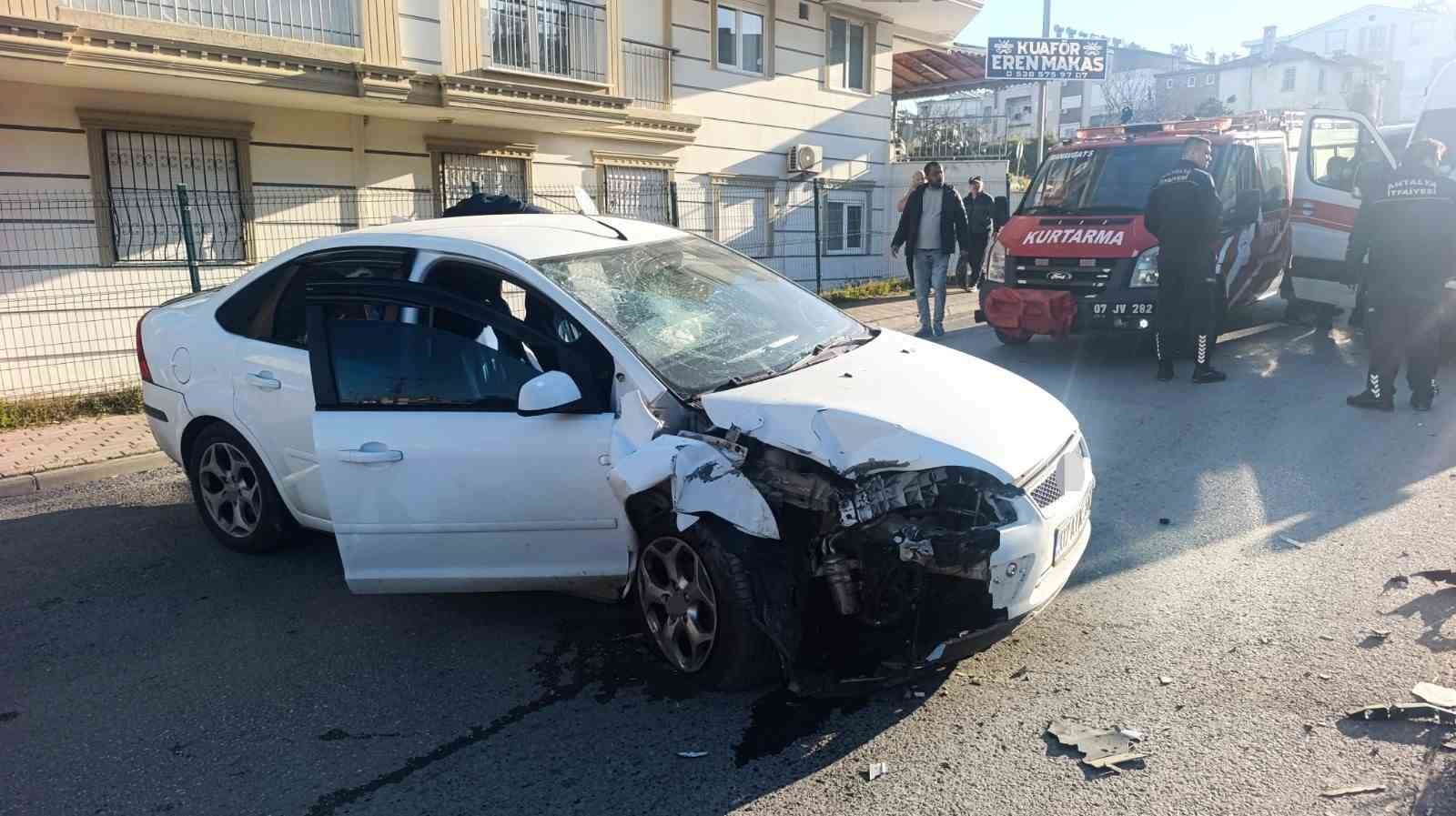 antalyada otomobil elektrik diregine carpti 3 yarali 4 8BaRmmYP