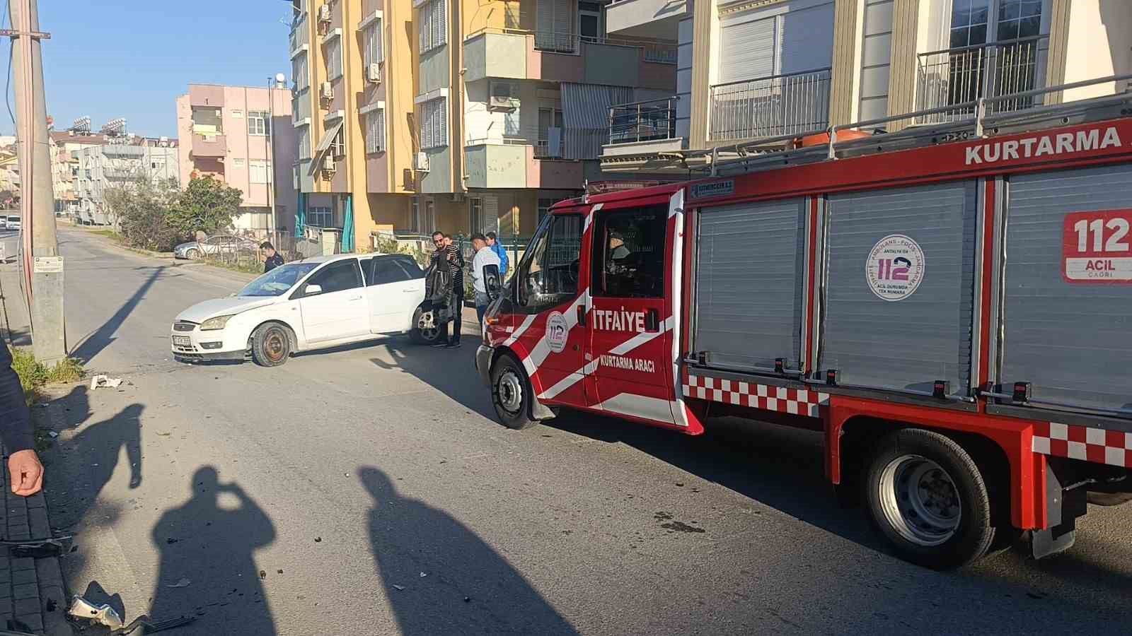 antalyada otomobil elektrik diregine carpti 3 yarali 6 CtOVtDXA