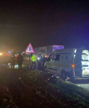 antalyada-otomobil-iki-ogrenciye-carpti-1-olu-1-yarali-EWFXLxq9.jpg