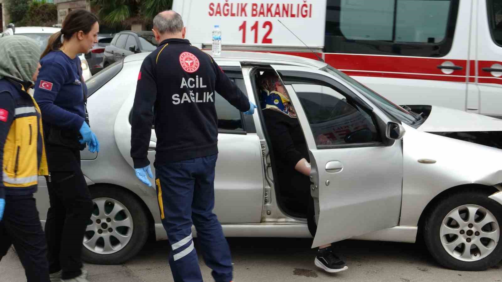 antalyada otomobil ile hafif ticari kavsakta carpisti 3 yarali 1 XQ9QSIRg
