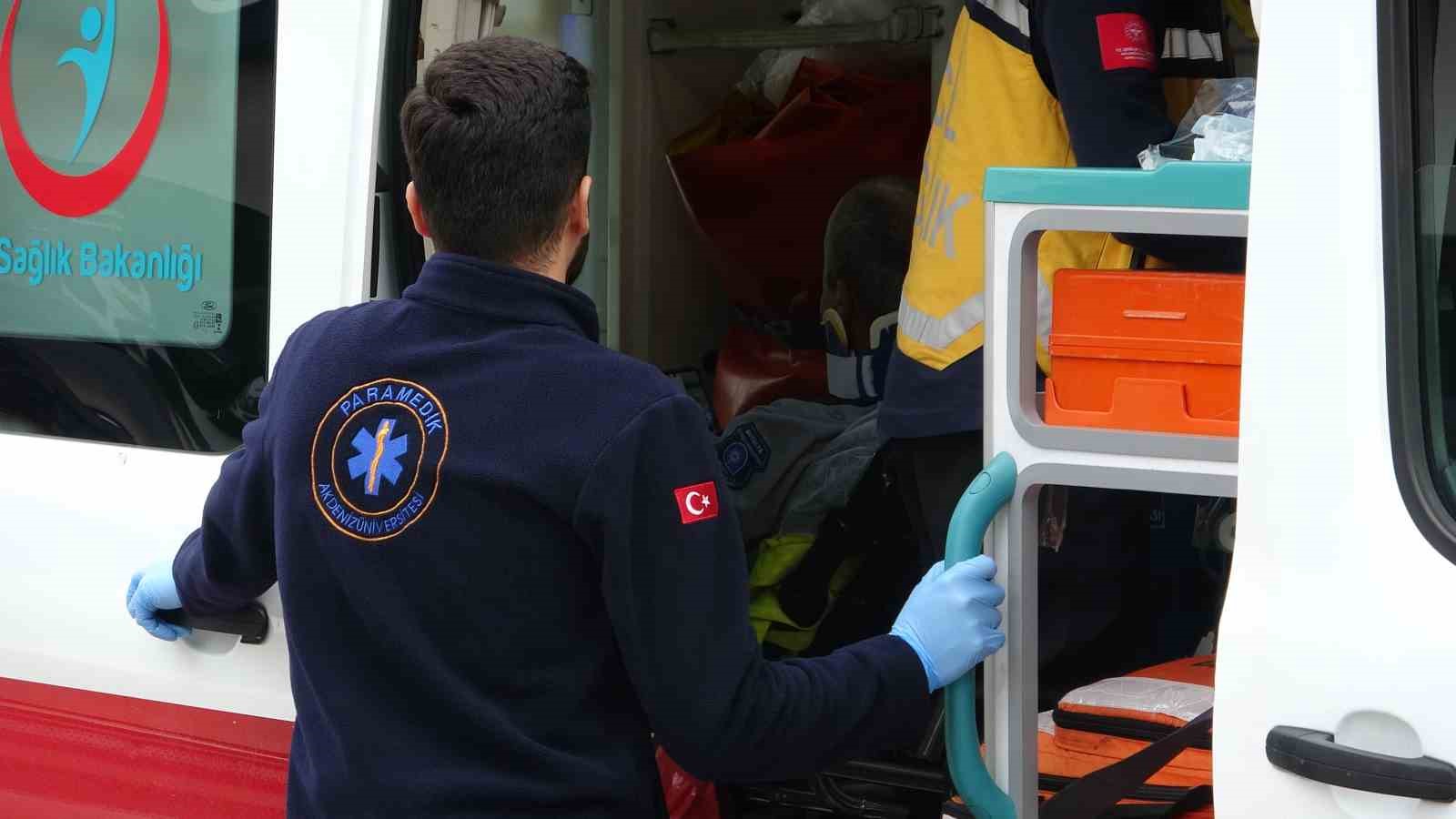 antalyada otomobil ile hafif ticari kavsakta carpisti 3 yarali 2 Ue2bYRvv