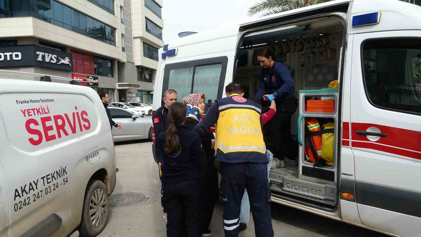 antalyada otomobil ile hafif ticari kavsakta carpisti 3 yarali 3 rO4vTnB1