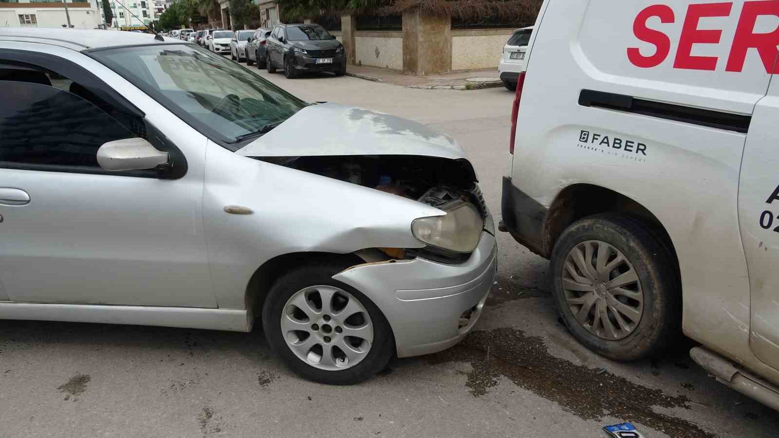 antalyada otomobil ile hafif ticari kavsakta carpisti 3 yarali 4 j4nGpnSQ