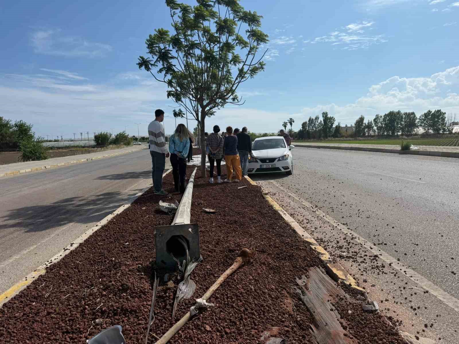 antalyada otomobil ile kamyonet carpisti 7 yarali 0 ELtsn8js