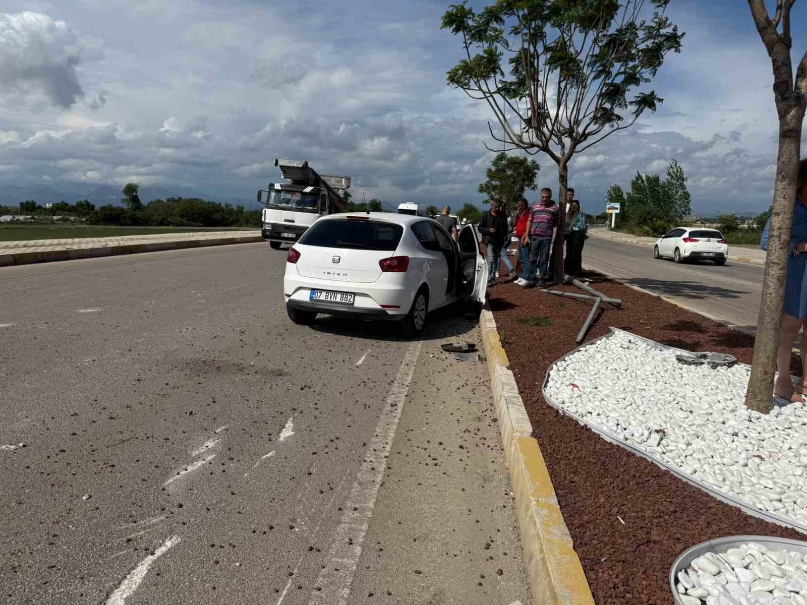 antalyada otomobil ile kamyonet carpisti 7 yarali 1 tyPCPlQS