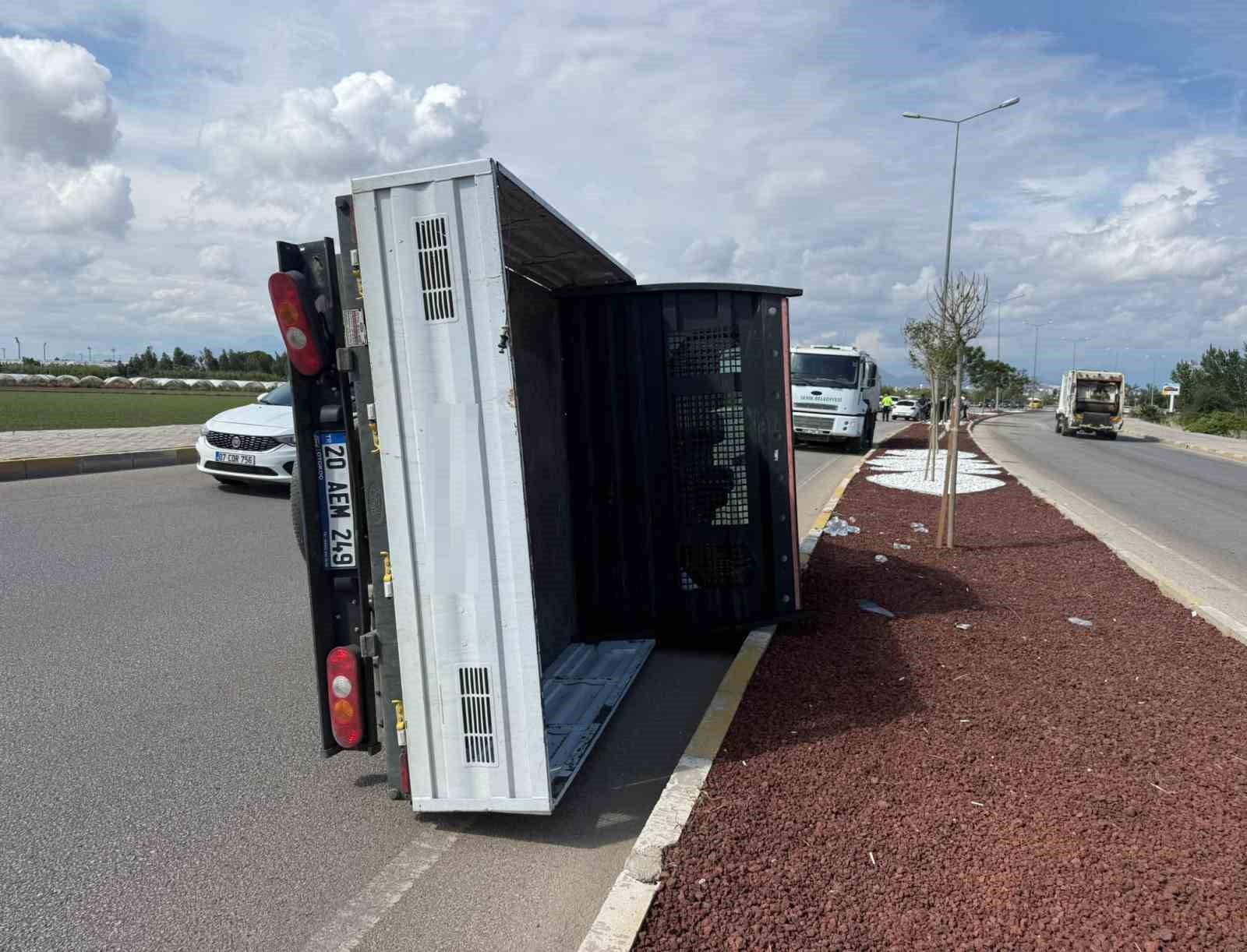 antalyada otomobil ile kamyonet carpisti 7 yarali 3 rI4WU5Iu