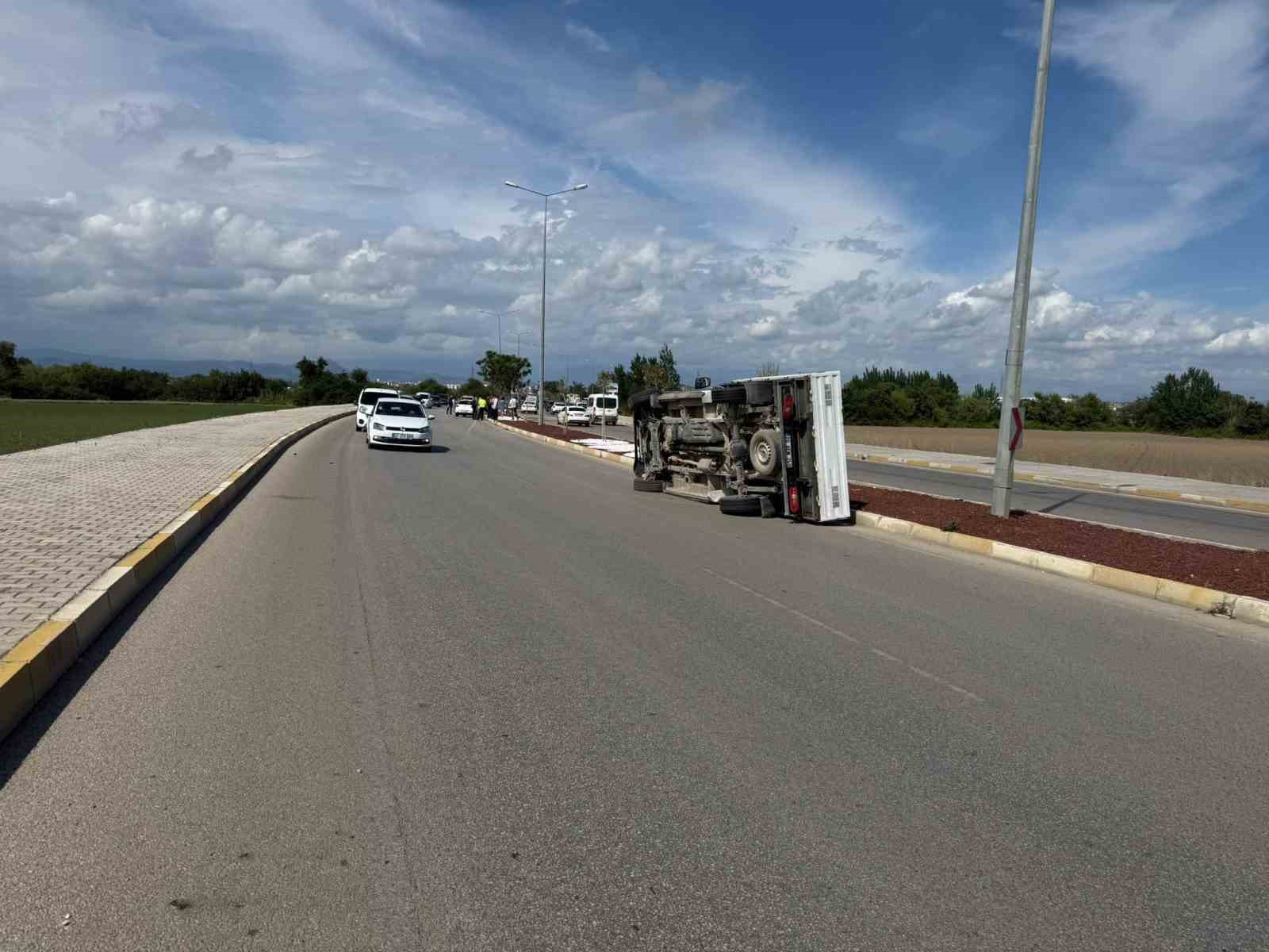antalyada otomobil ile kamyonet carpisti 7 yarali 5 LlfBn9H6