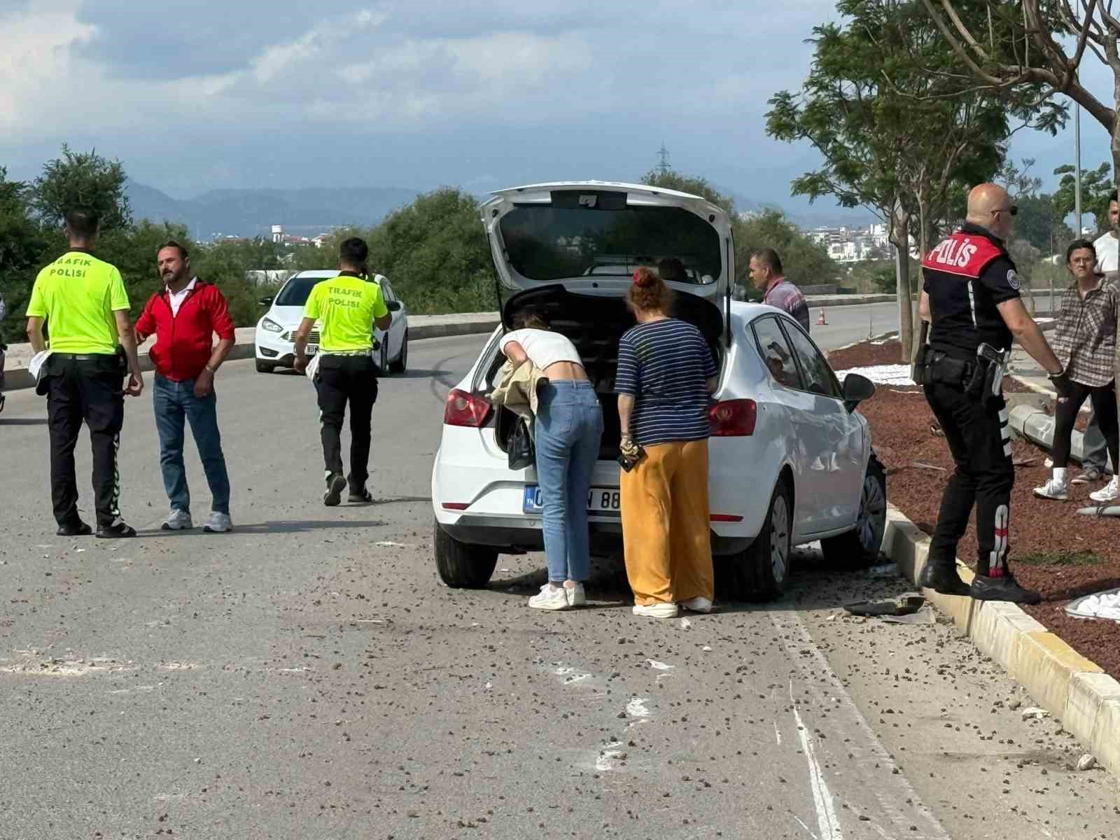antalyada otomobil ile kamyonet carpisti 7 yarali 6 YjD3Qey3