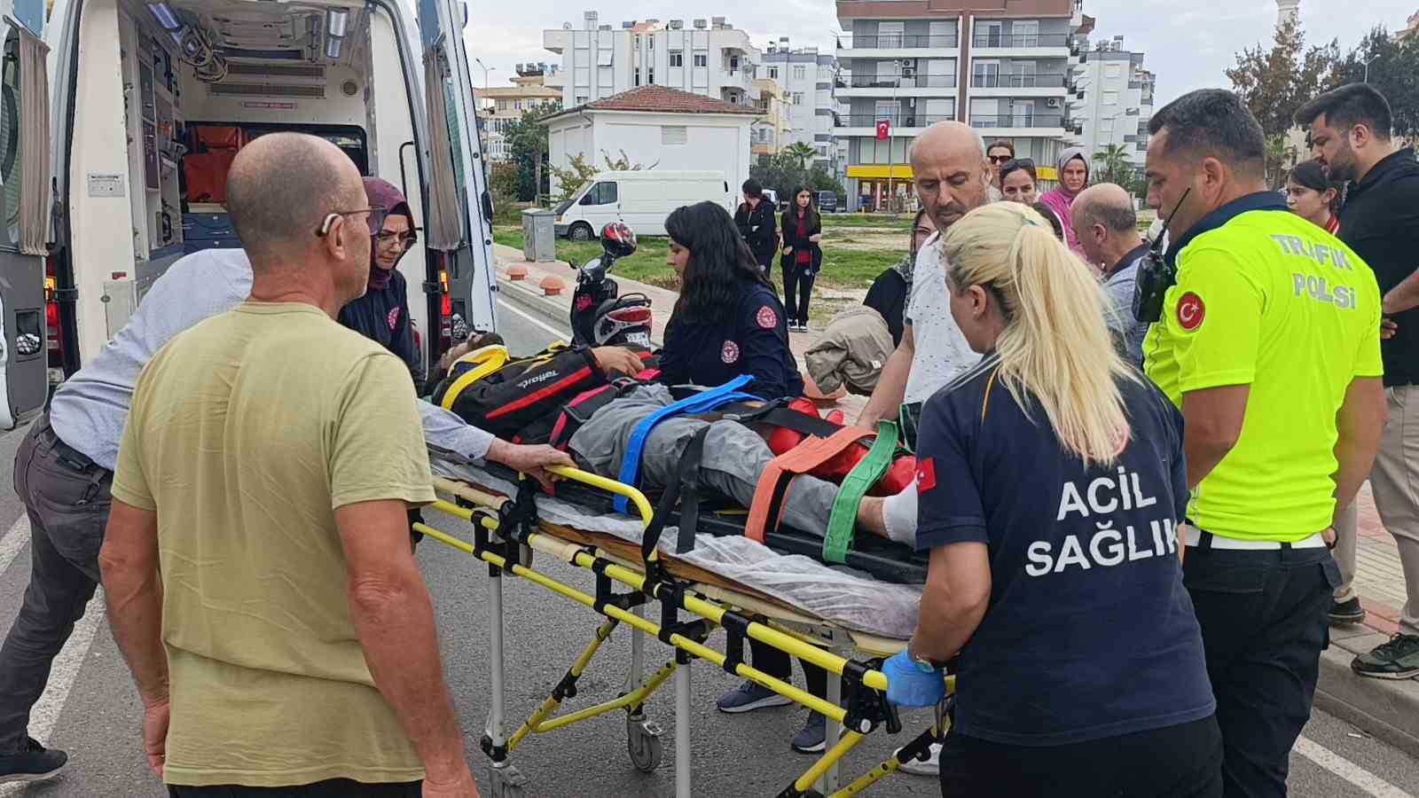antalyada otomobil ile motosiklet carpisti 2 yarali 1 rVt4h1n2