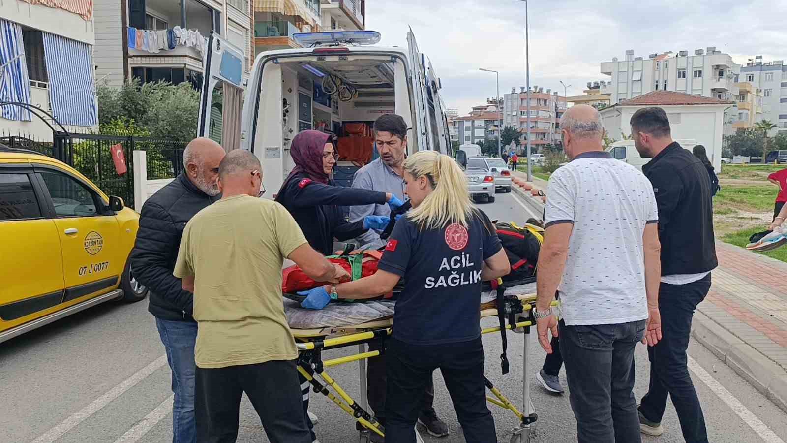 antalyada otomobil ile motosiklet carpisti 2 yarali 2 rpLgWcak
