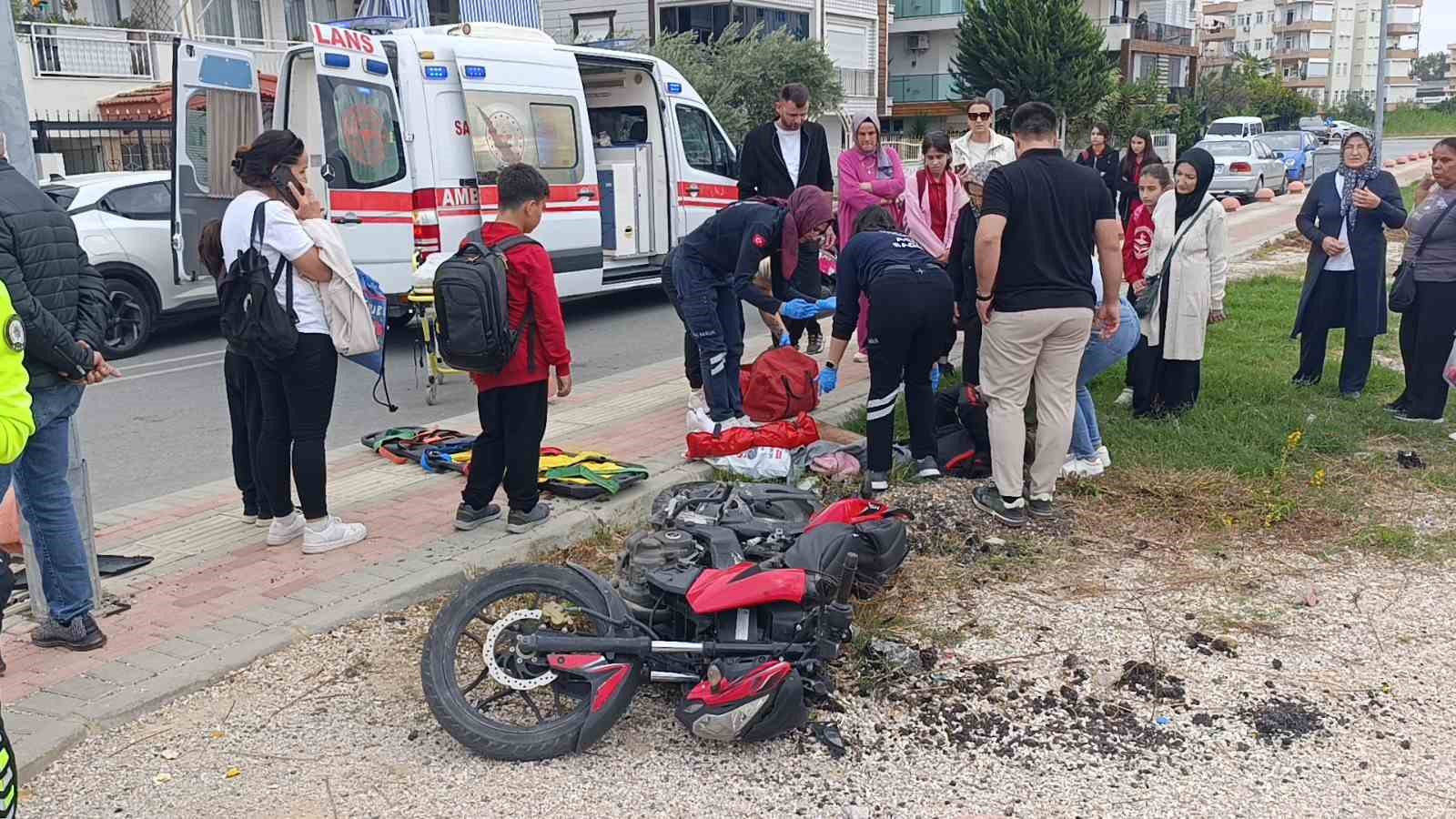 antalyada otomobil ile motosiklet carpisti 2 yarali 3 kJBWHvVU