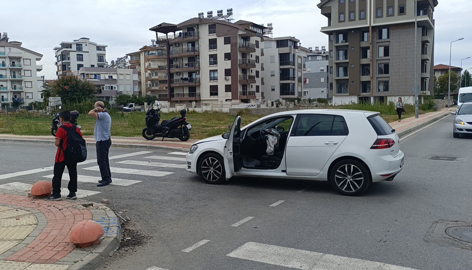 antalyada otomobil ile motosiklet carpisti 2 yarali 4 upFD4bgL