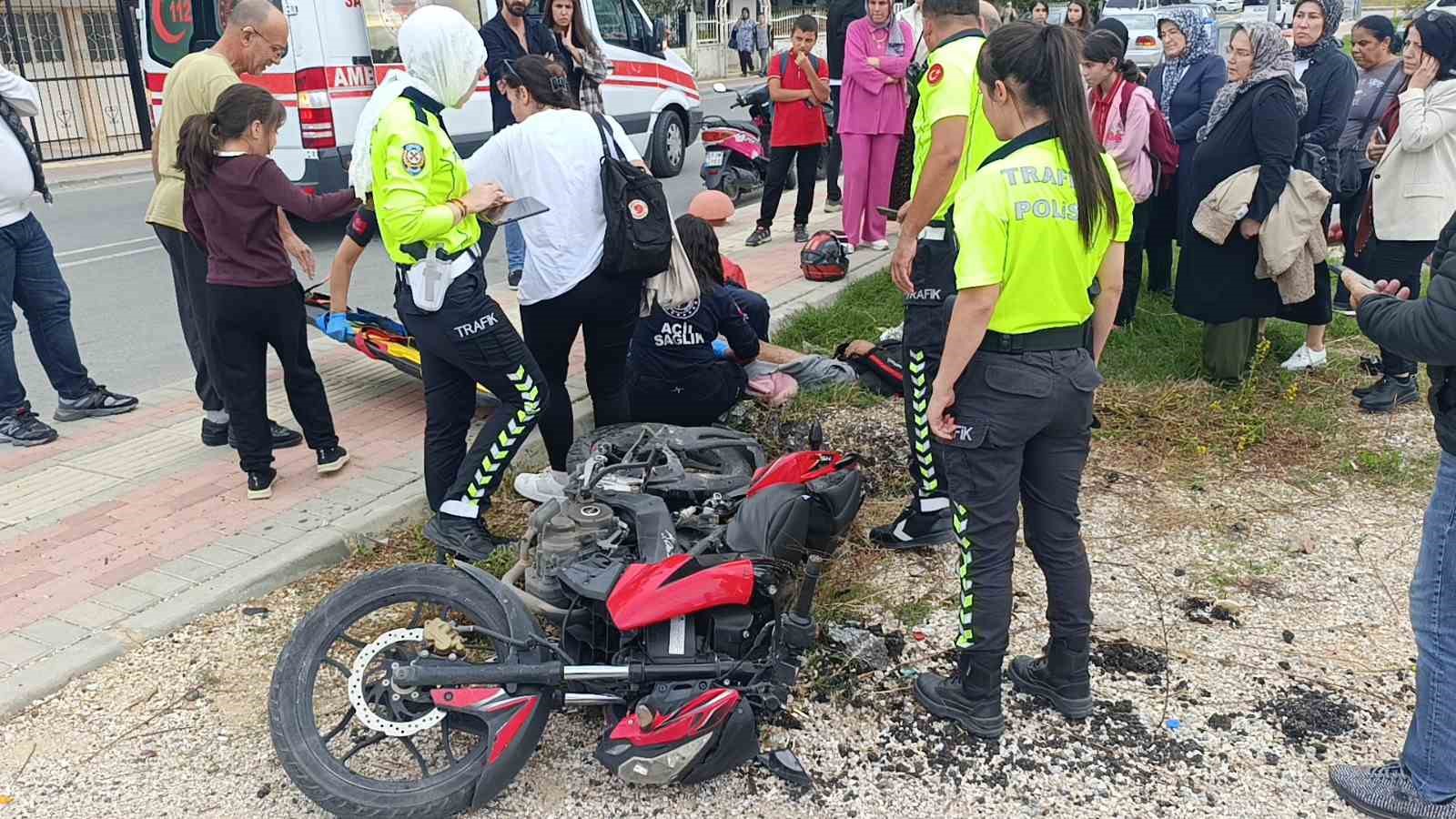 antalyada otomobil ile motosiklet carpisti 2 yarali 5 izIQyd33