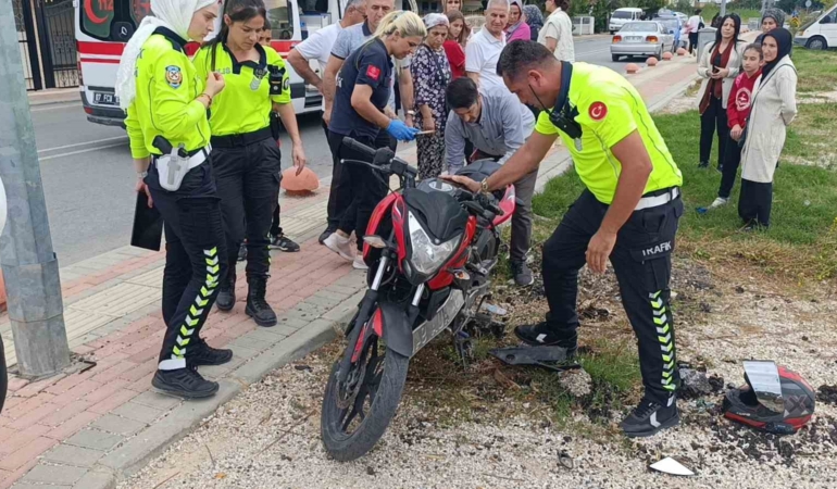 antalyada-otomobil-ile-motosiklet-carpisti-2-yarali-velOle4A.jpg