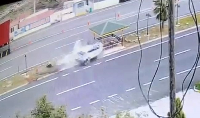 antalyada otomobil jandarma bekleme noktasina carpti 4 yarali 1 AiHGZ9u7