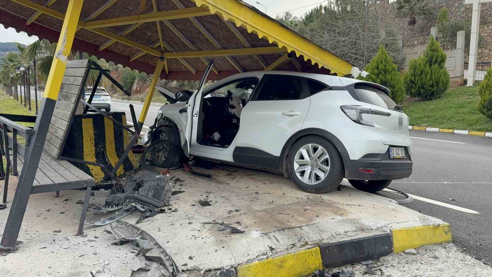 antalyada otomobil jandarma bekleme noktasina carpti 4 yarali 2 FWWPPyKy