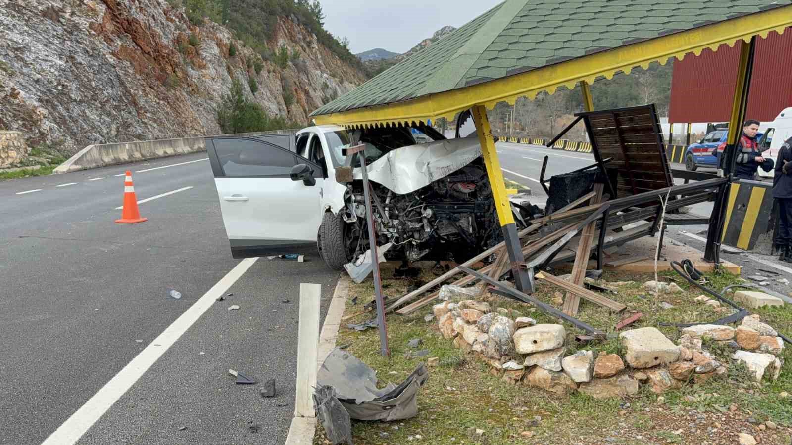antalyada otomobil jandarma bekleme noktasina carpti 4 yarali 3