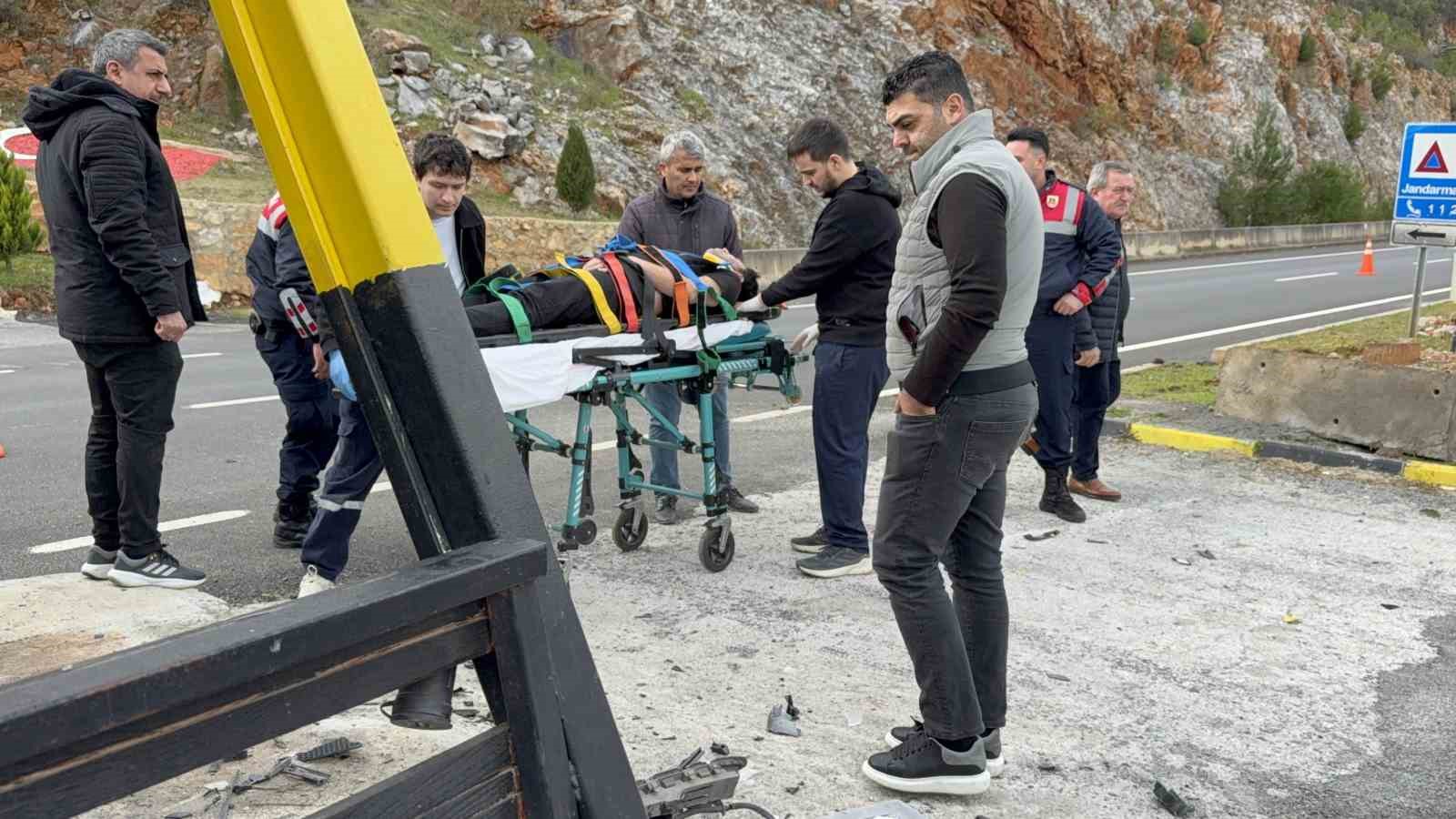 antalyada otomobil jandarma bekleme noktasina carpti 4 yarali 4 AieRV7Cf