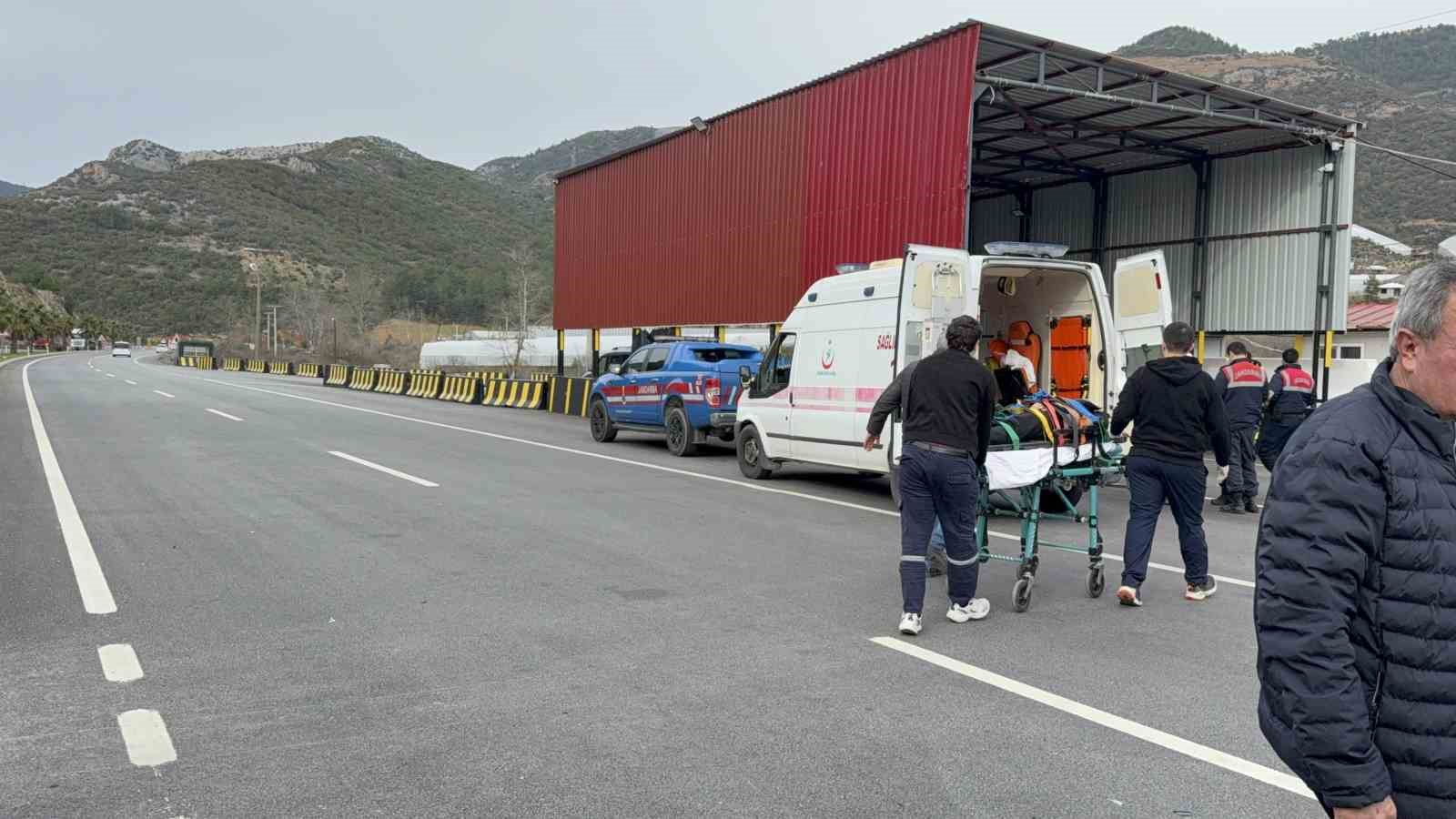 antalyada otomobil jandarma bekleme noktasina carpti 4 yarali 5 McBb6Tbt
