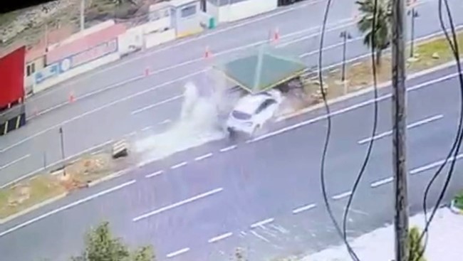 antalyada otomobil jandarma bekleme noktasina carpti 4 yarali 6 aJWtdmWz
