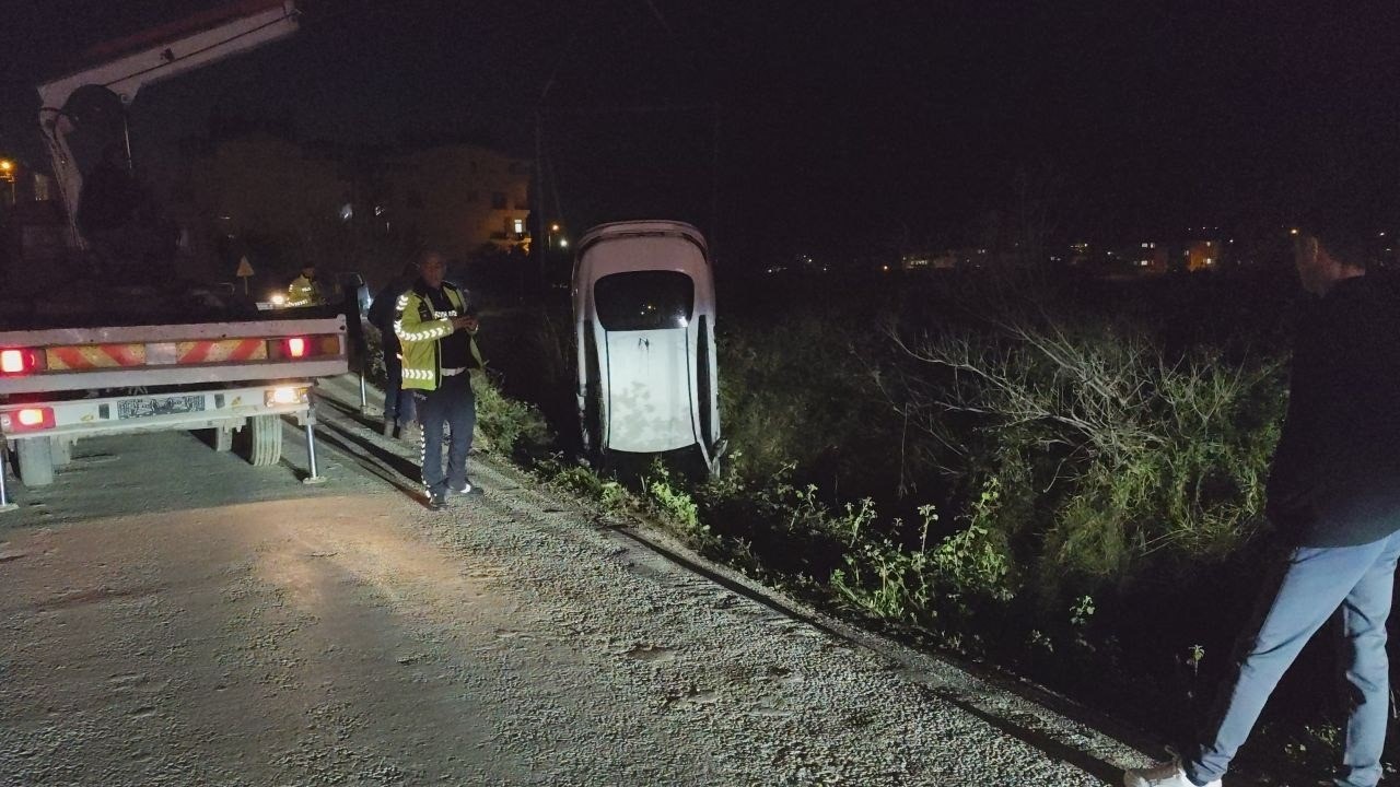 antalyada otomobil sulama kanalina uctu surucusu kayiplara karisti 1 a6wJiBui
