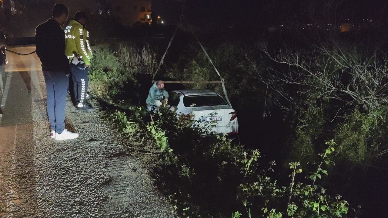 antalyada otomobil sulama kanalina uctu surucusu kayiplara karisti 5 BimqYsPP