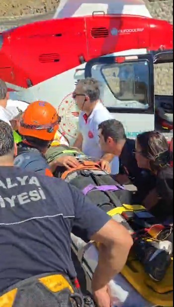 antalyada otomobil ucuruma yuvarlandi 5 olu 2 yarali 1