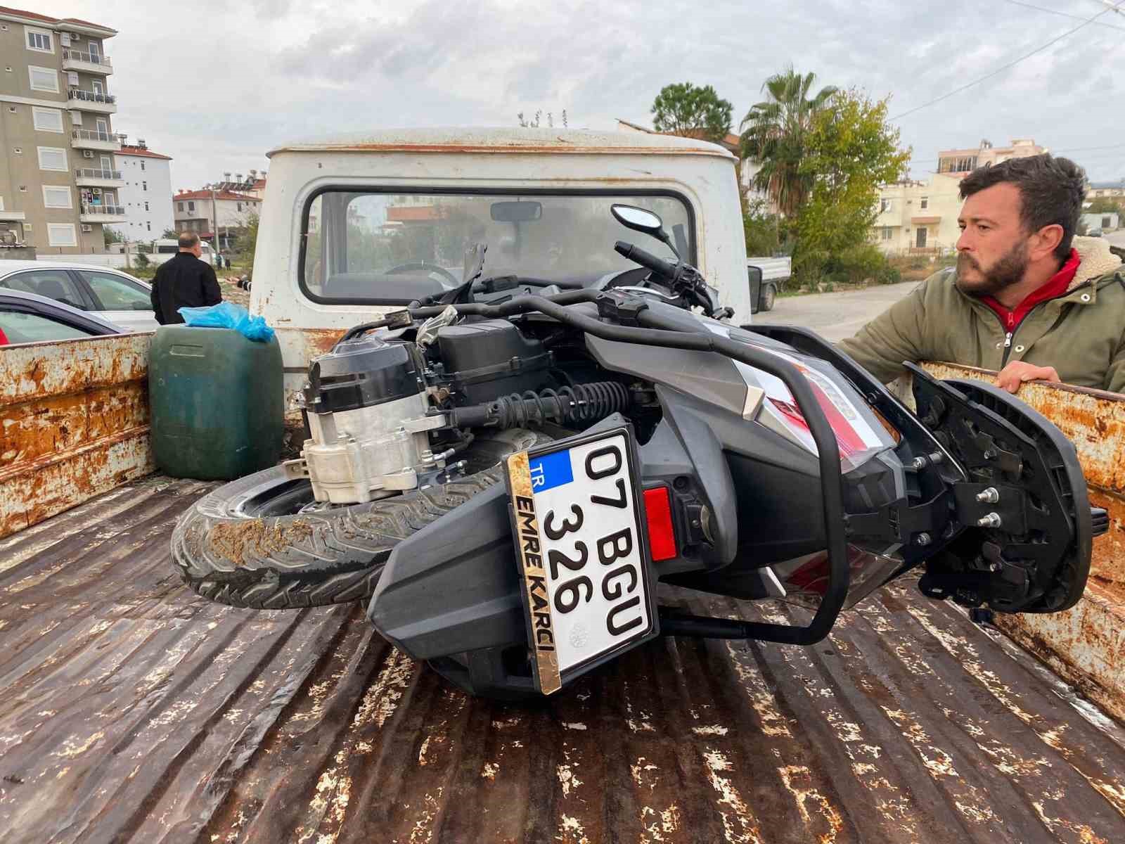 antalyada otomobil ve motosiklet carpisti 2 yarali 0 m4bYNHOq