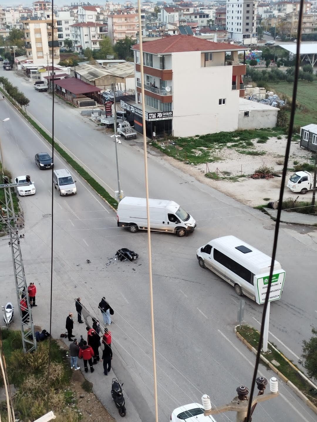 antalyada otomobil ve motosiklet carpisti 2 yarali 1 AAuEMqis