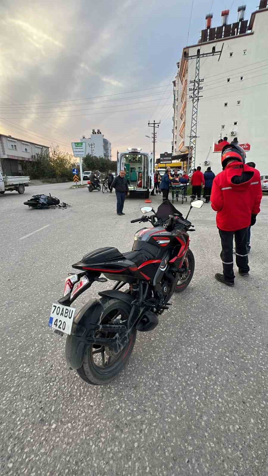 antalyada otomobil ve motosiklet carpisti 2 yarali 2 ZiGZMWCt