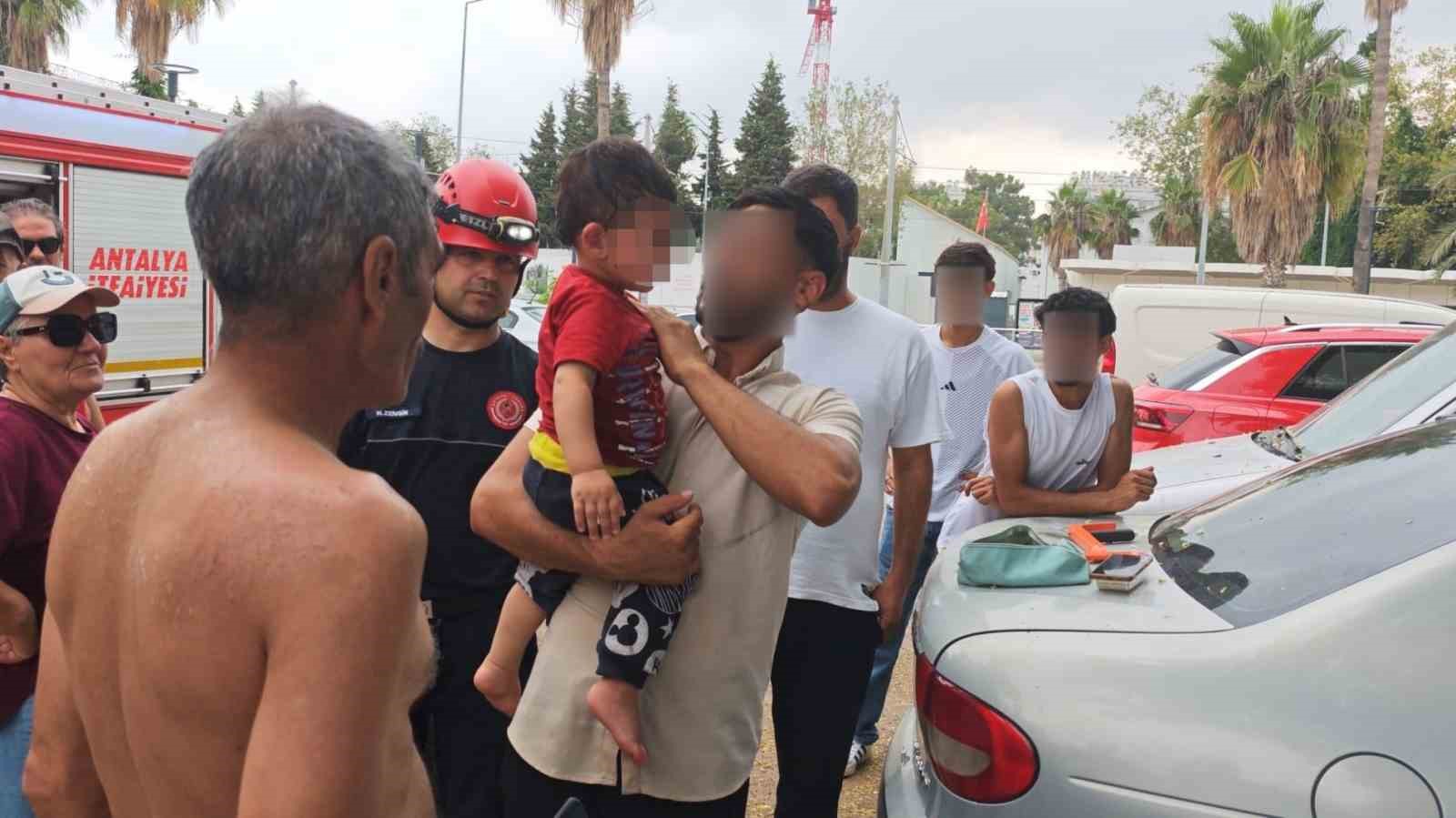Antalya’da otomobilde kilitli kalan çocuğu itfaiye kurtardı 4 antalyada otomobilde kilitli kalan cocugu itfaiye kurtardi 0 U3DaJFWA