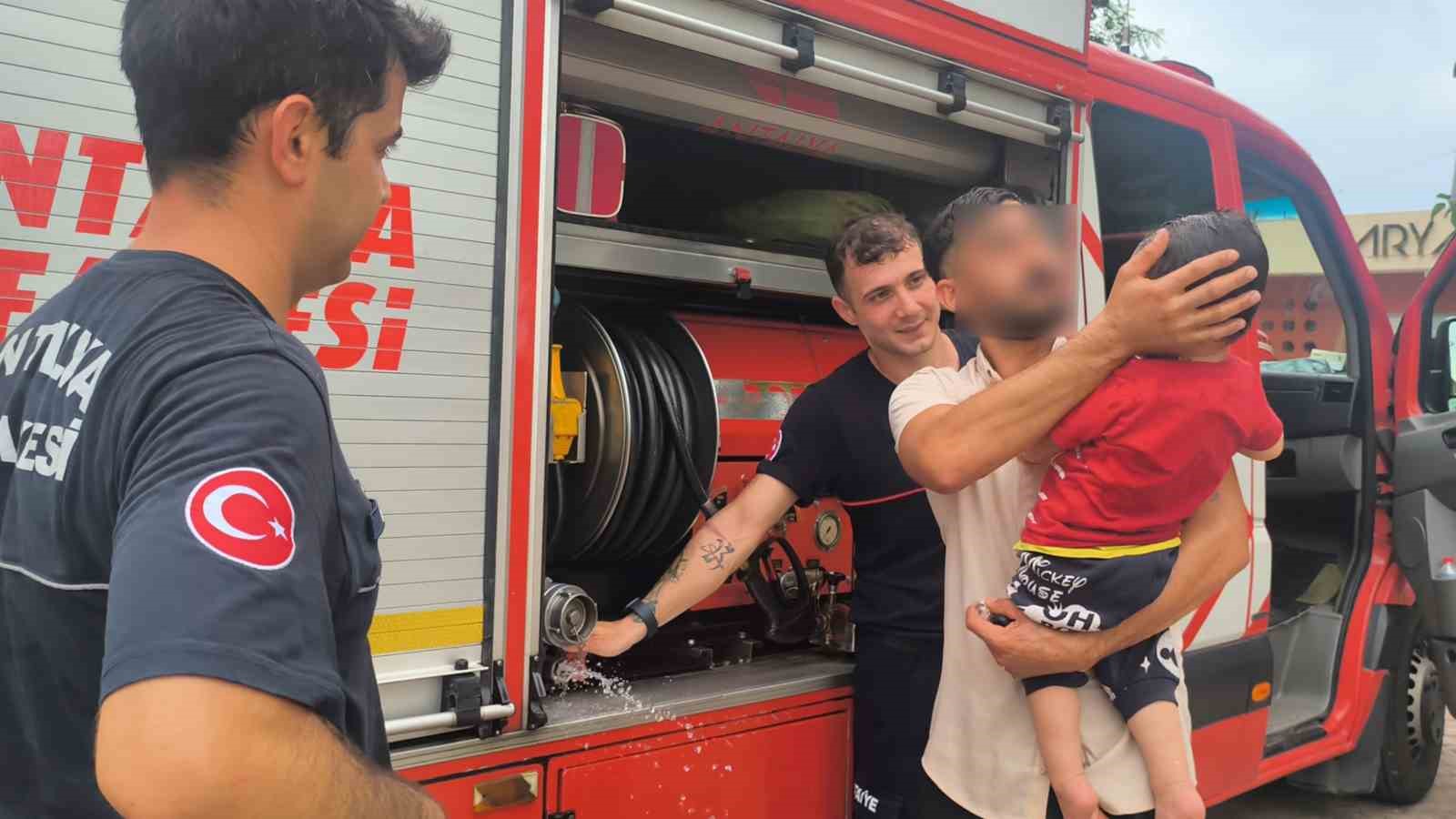 Antalya’da otomobilde kilitli kalan çocuğu itfaiye kurtardı 5 antalyada otomobilde kilitli kalan cocugu itfaiye kurtardi 1 C35M83w6