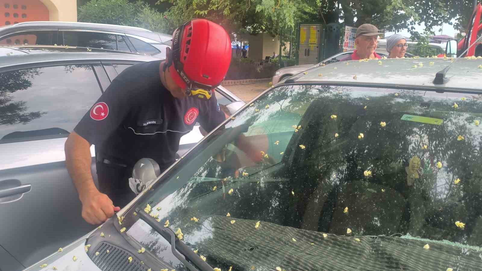 Antalya’da otomobilde kilitli kalan çocuğu itfaiye kurtardı 6 antalyada otomobilde kilitli kalan cocugu itfaiye kurtardi 2 pSDjbTLM